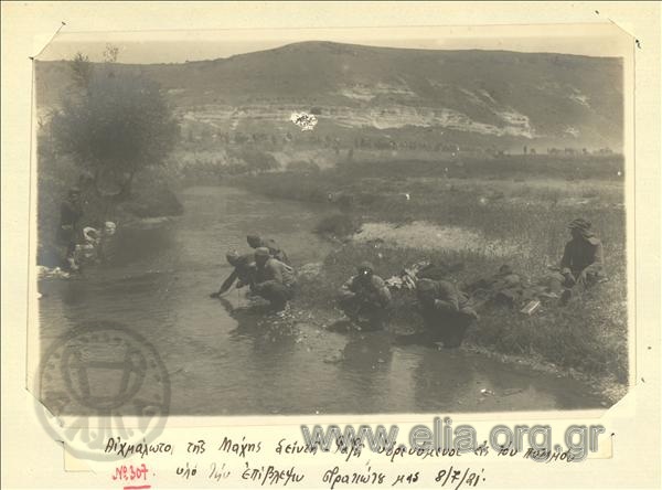 Asia Minor campaign, Turkish captives from the battle of July 8th at Seidi-Gazi drink water at a stream under the supervision of a Greek  soldier.