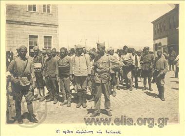 Μικρασιατική εκστρατεία, οι πρώτοι αιχμάλωτοι (Τσέτες;) της Ραιδεστού φρουρούμενοι από Έλληνες στρατιώτες.