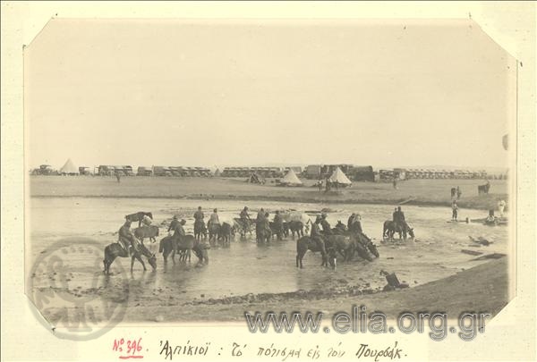 Μικρασιατική εκστρατεία, στρατιώτες ποτίζουν τ΄άλογά τους στον ποταμό Πουρσάκ, δίπλα σε στρατιωτικό καταυλισμό.