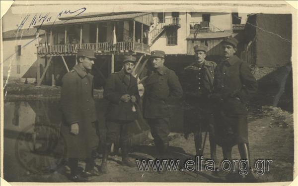 Μικρασιατική εκστρατεία, ο έφεδρος ανθυπολοχαγός Γεώργιος Χρονίδης και συνάδελφοί του έξω από στρατιωτική λέσχη στπ Εσκί-Σεχίρ.