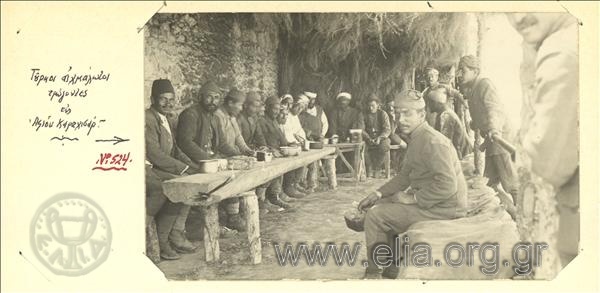 Μικρασιατική εκστρατεία, Τούρκοι αιχμάλωτοι δειπνούν υπό την επίβλεψη Ελλήνων στρατιωτών σε καταυλισμό στο Αφιόν-Καραχισάρ.
