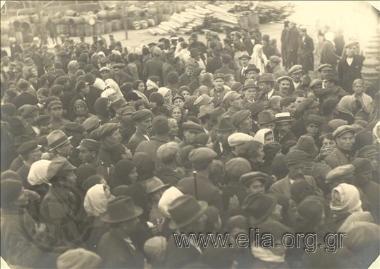 Μικρασιατική εκστρατεία, επιστροφή αιχμαλώτων: συγγενείς των απελευθερωμένων στρατιωτών που αγωνιούν να μάθουν νέα.