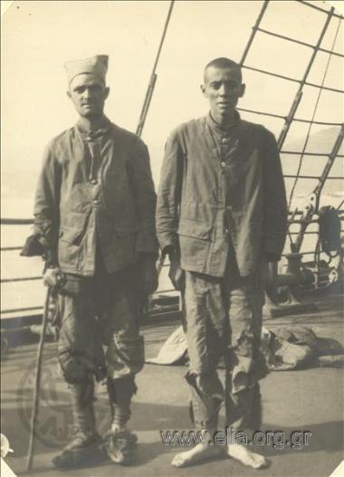 Μικρασιατική εκστρατεία, επιστροφή αιχμαλώτων: απελευθερωμένοι στρατιώτες στο κατάστρωμα πλοίου.