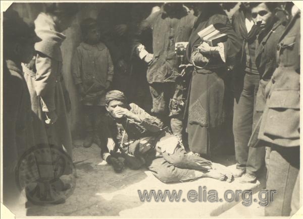 Asia Minor campaign, return of hostages: the people offer water and food to an incoming soldier.