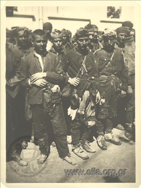 Μικρασιατική εκστρατεία, επιστροφή αιχμαλώτων: νεοαφιχθέντες στρατιώτες στο λοιμοκαθαρτήριο του Αγίου Γεωργίου(;).