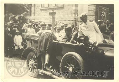 Μικρασιατική εκστρατεία, γυναίκα ασπάζεται το χέρι του βασιλιά Κωνσταντίνου κατά τη διάρκεια επίσημης επίσκεψής του στην πόλη.