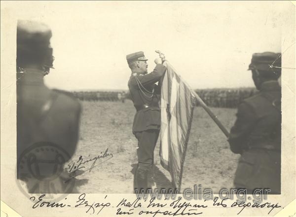 Μικρασιατική εκστρατεία, ο βασιλιάς Κωνσταντίνος παρασημοφορεί τη σημαία κατά τη διάρκεια τελετής παρασημοφόρησης στο Εσκί-Σεχίρ.