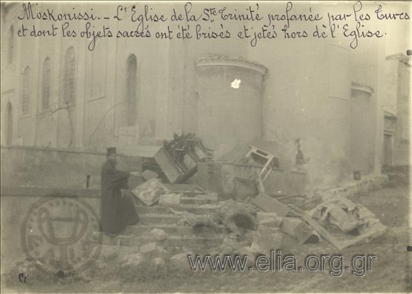 Μικρασιατική καταστροφή, ο ναός της Αγίας Τριάδος του Μοσχονησίου συλημμένη από τους Τούρκους: τα ιερά αντικείμενα του ναού έχουν σπάσει και πεταχτεί έξω από το κτίριο.