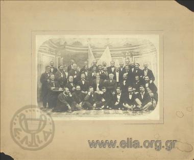 Οι πληρεξούσιοι του ΙΓ Ιονίου Κοινοβουλίου που ψήφισε στη συνεδρίαση της 23 Σεπτ/5 Οκτ 1863 την Ένωση με την Ελλάδα. Στο κέντρο εικονίζεται ο πρόεδρος του Κοινοβουλίου, Στέφανος Παδοβάς, ενώ δεξιά και αριστερά του, ο αντιπρόεδρος Δημ. Μηλιαρέσης και ο Σπυρ. Βέγγιος Βούλγαρης. Μπροστά καθισμένοι σταυροπόδι από τα αριστερά οι: Ιω. Μόζερας, Ανδρ. Κοτάνης, Αριστοτέλης Βαλαωρίτης, Κ. Λομβάρδος, Τρ. Σέρβος (ή Ζερβός) και Ανδρέας Συγούρος.