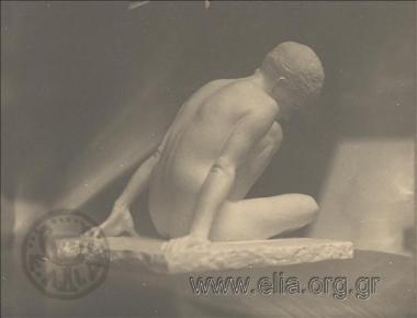 Κορίτσι οκλαδόν. Γλυπτό του Κώστα Δημητριάδη.