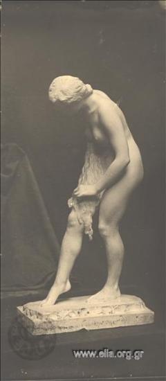 Λουόμενη. Γλυπτό του Κώστα Δημητριάδη.