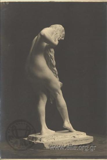 Λουόμενη. Γλυπτό του Κώστα Δημητριάδη.