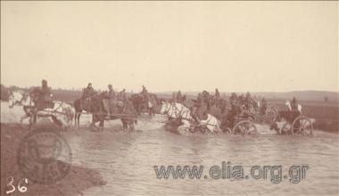 Βαλκανικοί Πόλεμοι, τμήμα του ελληνικού Πυροβολικού διασχίζει ποταμό στην πεδιάδα των Γιαννιτσών.