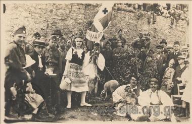 Πρόσκοποι και ομάδα με παραδοσιακές στολές.