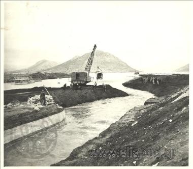 Έργα κατασκευής διαύλου υδροληψίας από τη λίμνη Υλίκη στο αντλιοστάσιο του Μουρικίου: εκτροπή του ρεύματος υπερχειλίσεως της Υλίκης για να διευκολυνθούν τα υπόγεια έργα υδροληψίας.