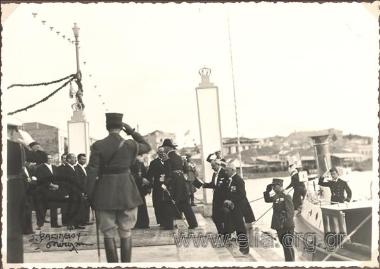 Επίσκεψη του βασιλιά Γεωργίου Β' στη Μυτιλήνη την 21η Φεβρουαρίου: υποδοχή του βασιλιά Γεωργίου Β' από πολιτικούς και στρατιωτικούς. Το βασιλιά ακολουθεί ο υπουργός Ναυτικών, Ιπποκράτης Παπαβασιλείου.