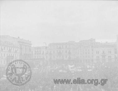 Απελευθέρωση, 18 Οκτωβρίου. Πλήθος συγκεντρωμένο στην πλατεία Συντάγματος για την υποδοχή της κυβέρνησης Γεωργίου Παπανδρέου.