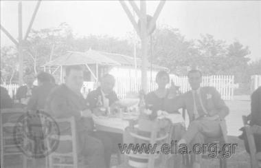 Η συντροφιά σε ταβέρνα.