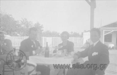 Η συντροφιά με τον καπετάνιο σε ταβέρνα.