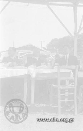 Η συντροφιά σε ταβέρνα.