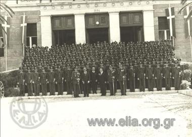 31 Ιουλίου, ο Πρόεδρος της Δημοκρατίας Κωνσταντίνος Τσάτσος με τους νέους Ανθυπολοχαγούς, στην Στρατιωτική Σχολή Ευελπίδων.