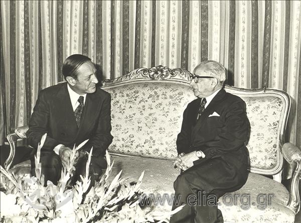27 Ιουλίου, ο Πρόεδρος της Δημοκρατίας Κωνσταντίνος Τσάτσος συνομιλεί με τον Πρέσβυ της Αργεντινής Aldo Alberto Peyronel μετά την επίδοση των διαπιστευτηρίων.