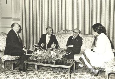 27 Ιουλίου, ο Πρόεδρος της Δημοκρατίας Κωνσταντίνος Τσάτσος συνομιλεί με τον Πρέσβη της Χιλής  Enrique Garin Cea μετά την επίδοση των διαπιστευτηρίων. Παρίσταται ο Υφυπουργός Εξωτερικών Κ. Σταυρόπουλος.