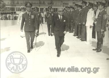 28 Ιουλίου, ο Πρόεδρος της Δημοκρατίας Κωνσταντίνος Τσάτσος φτάνει στον χώρο της ορκωμοσίας των νέων Ανθυποσμηναγών, στη Σχολή Ικάρων της Δεκέλεια.