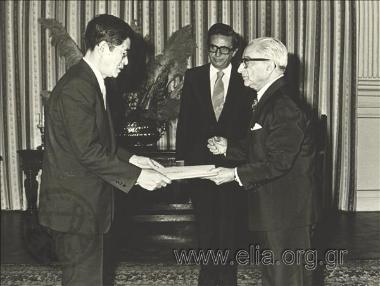 27 Ιουλίου, ο Πρόεδρος της Δημοκρατίας Κωνσταντίνος Τσάτσος δέχεται τα διαπιστευτήρια του πρέσβη της Ιαπωνίας Shigeru Tikuhisa.