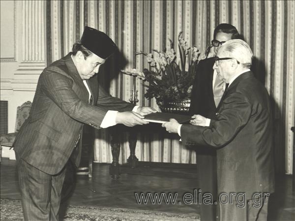 September 22, President Konstantinos Tsatsos accepts the credentials of the Indonesian Ambassador Ishak Djuarsa.