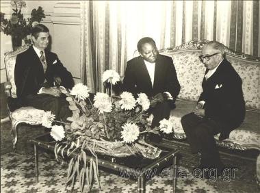 21 Οκτωβρίου, ο Πρόεδρος της Δημοκρατίας Κωνσταντίνος Τσάτσος συνομιλεί με τον Πρέσβυ της Σενεγάλης Henry Senghor μετά την επίδοση των διαπιστευτηρίων. Παρίσταται ο Υπουργός Εξωτερικών Δ. Μπίτσιος.