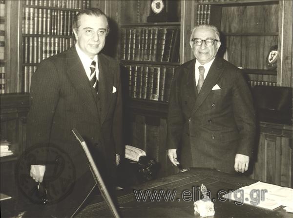 28 Οκτωβρίου, ο Πρόεδρος της Δημοκρατίας Κωνσταντίνος Τσάτσος με τον πρόεδρο της Κυπριακής Βούλης Σπύρο Κυπριανού.