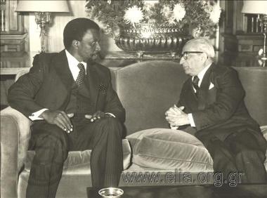 17 Νοεμβρίου, ο Πρόεδρος της Δημοκρατίας Κωνσταντίνος Τσάτσος συνομιλεί με τον Πρωθυπουργό της Σουαζιλάνδης Συνταγματάρχη Maphevu.