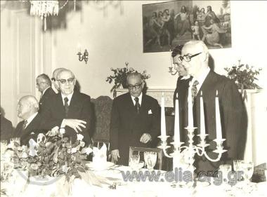 19 Νοεμβρίου, ο Πρόεδρος της Δημοκρατίας Κωνσταντίνος Τσάτσος με τον τέως Πρόεδρο της Δημοκρατίας Μιχαήλ Στασινόπουλο και τον Υπουργό Προεδρίας και Παιδείας Γεώργιο Ράλλη κατά το γεύμα που παρέθεσε προς τιμήν των Ακαδημαϊκών με την ευκαιρία των εκδηλώσεωντων 50 χρόνων της Ακαδημίας Αθηνών.