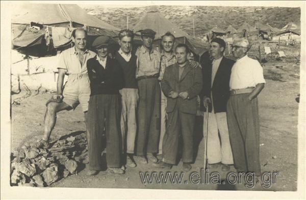 Εξόριστοι. Από αριστερά προς τα δεξιά: Γ. Γιολάσης, Μενέλαος Λουντέμης, Φωτιάδης, Κατράκης, Παπαπερικλής, Ιμβριώτης, Άρχοντας (Ματσακάς, πρώην διευθυντής τελωνείων).