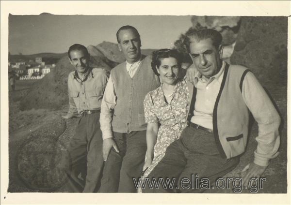 Πάσχα στην εξορία. Από αριστερά προς τα δεξιά: Μενέλαος Λουντέμης, Γιάννης Ιμβριώτης, Κατίνα Φωτιάδη και ο σύζυγός της, Δημήτρης.