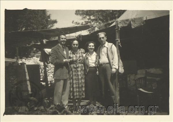 Εξόριστοι γιορτάζουν το Πάσχα. Από αριστερά προς τα δεξιά: ο Γιάννης Ρίτσος, η αδελφή του, η Κατίνα Δ. Φωτιάδη και ο Δημήτρης Φωτιάδης.