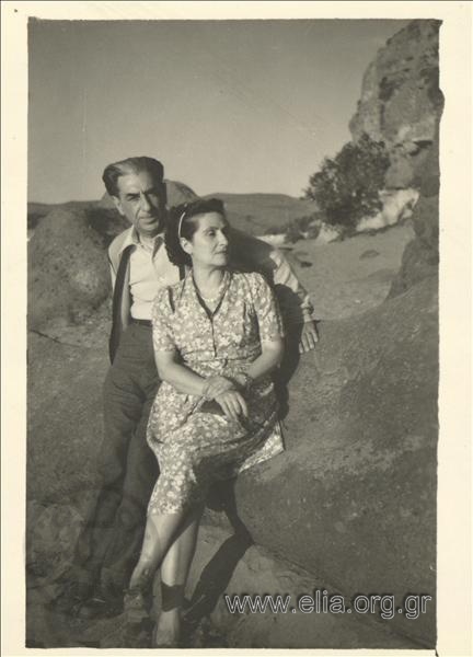 Η Κατίνα Φωτιάδου και ο εξόριστος συζύγός της, Δημήτρης. Από την επίσκεψή της στο νησί για τον εορτασμό του Πάσχα με τον εξόριστο σύζυγό της.
