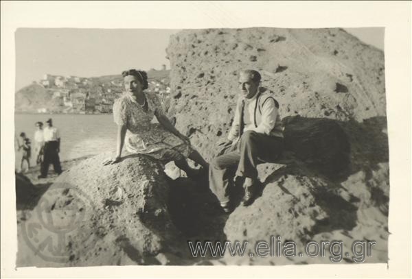 Η Κατίνα Φωτιάδου και ο εξόριστος συζύγός της, Δημήτρης. Από την επίσκεψή της στο νησί για τον εορτασμό του Πάσχα με τον εξόριστο σύζυγό της.