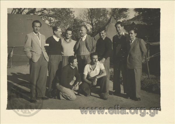 Συνεξόριστοι. Από αριστερά: Μάνος Κατράκης, Δημήτρης Φωτιάδης, Μπαλαδήμας, Τζαβαλάς Καρούσος, Γιολάσης, Ηλιάδης. Κάτω δεξιά ο Γιάννης Ρίτσος.