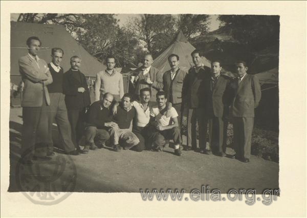 Εξόριστοι. Από αριστερά: Μάνος Κατράκης, Δημήτρης Φωτιάδης, Μπαλαδήμας, πέμπτος ο Τζαβάλας Καρούσος, έβδομος ο Ηλιάδης. Κάτω, Γιολάσης και τρίτος ο Γιάννης Ρίτσος.