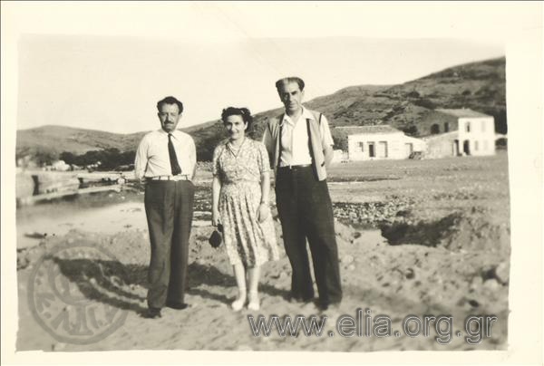 Οι εξόριστοι Στέφανος Σαράφης και Δημήτρης Φωτιάδης και η επισκέπτρια Κατίνα Φωτιάδου στην παραλία του Αη Στράτη.
