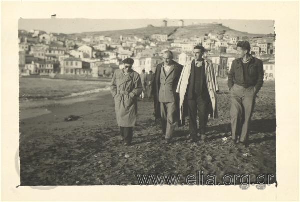 Οι εξόριστοι Μενέλαος Λουντέμης, Τζαβάλας Καρούσος, ο Δημήτρης Φωτιάδης και ο Παπαϊωάννου στην παραλία του Αη Στράτη.