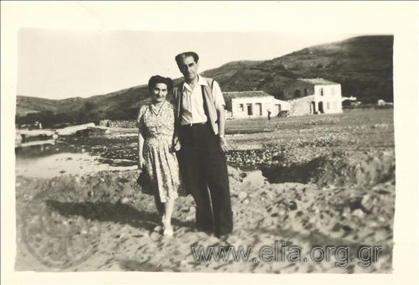Ο εξόριστος Δημήτρης Φωτιάδης και η σύζυγός του Κατίνα Φωτιάδου (επισκέπτρια) στην παραλία του Αη Στράτη.
