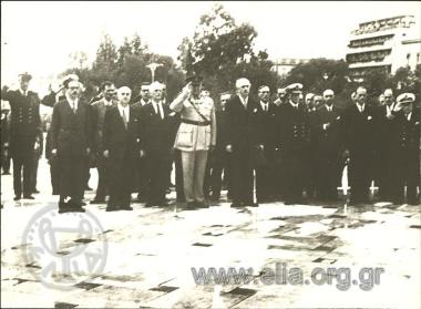 18 Οκτωβρίου. Η κυβέρνηση της απελευθέρωσης του Γεωργίου Παπανδρέου καταθέτει στεφάνια στον Άγνωστο Στρατιώτη.
