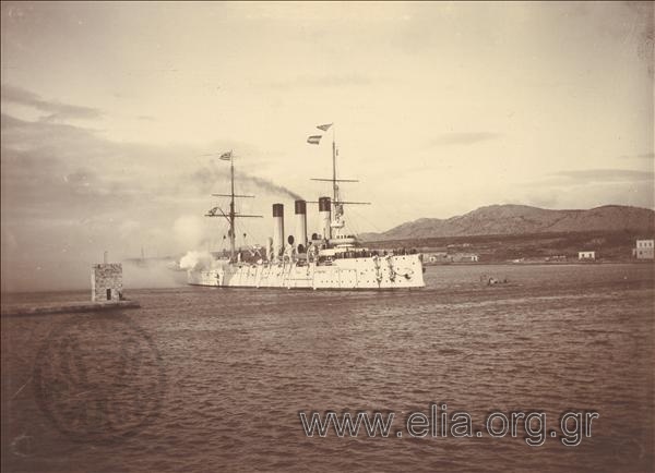 Το ρωσικό εύδρομο Aurora. Ναυπηγήθηκε το 1900. Υπηρέτησε στον Ρωσο-ιαπωνικό πόλεμο (1904-1905). Από αυτό το πλοίο ξεκίνησε, ουσιαστικά, η Οκτωβριανή Επανάσταση (1917). Βυθίστηκε το 1941 από εχθρικά πυρά στο λιμάνι του Oranienbaum όπου ήταν αγκυροβολημένο. Ανασύρθηκε, ανακατασκευάστηκε, μεταφέρθηκε στο λιμάνι της Αγίας Πετρούπολης όπου και μετατράπηκε σε μουσείο και παραμένει ως και τις μέρες μας επισκέψιμο.