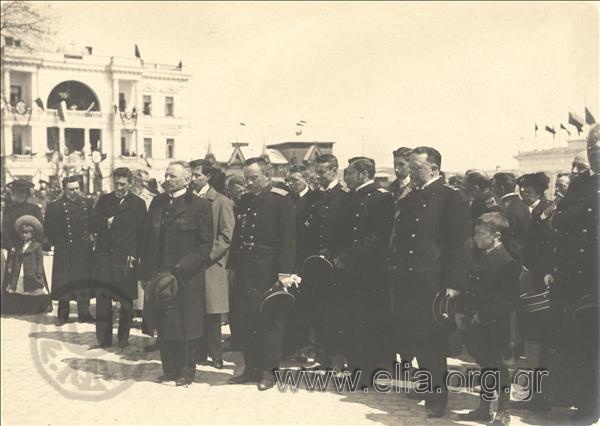 Οι αξιωματικοί των ρωσικών ευδρόμων Varyag και Korietz που βυθίστηκαν στη μάχη του Chemulpo (Ρωσο-Ιαπωνικός Πόλεμος 1904-1905) φτάνουν στην πόλη.