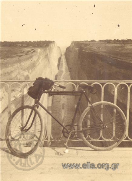 Ποδήλατο στη γέφυρα της διώρυγας της Κορίνθου.