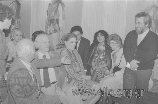 Επίσκεψη Μελίνας Μερκούρη και Jules Dassin στο θεατρικό μουσείο. Όρθιος δεξιά ο Κωστής Στάβαρης.