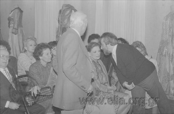 Επίσκεψη Μελίνας Μερκούρη και Jules Dassin στο θεατρικό μουσείο. Πίσω αριστερά διακρίνεται ο Αλέκος Σακελλάριος.